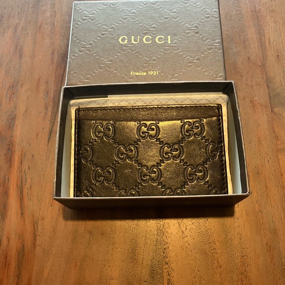 Gucci Embossed chocolate brown card Holder like new condition!